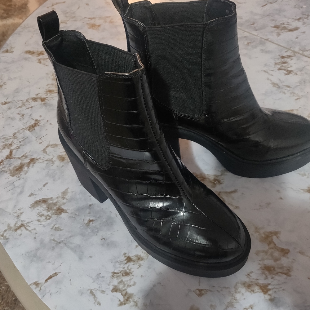 Boots - Picture 4 of 4